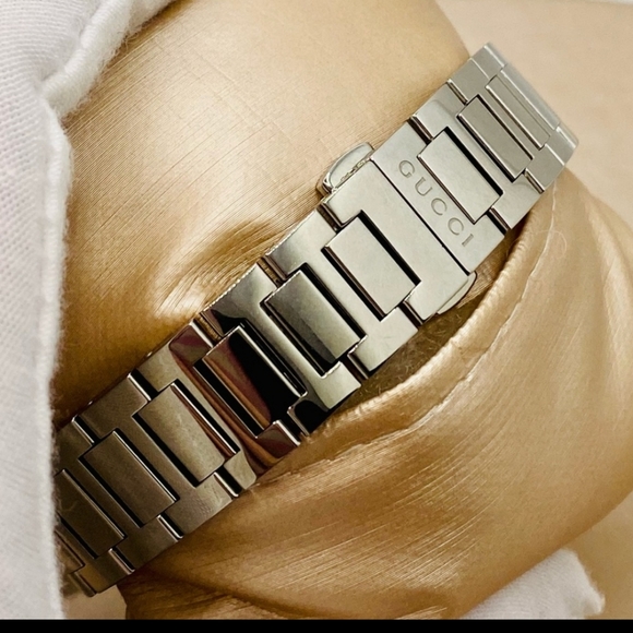 SALE! GUCCI DIAMOND 💎 LUXURY WATCH..Black Face w/ Diamonds as markers - Picture 8 of 10